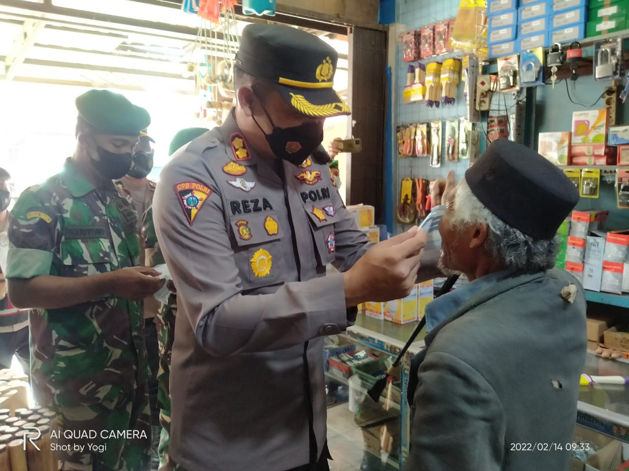 Belusukan Ke Pusat Pasar, Kapolres Madina Bagikan 4000 Picis Masker Kepada Pedagang Dan Warga Masyarakat Mandailing Natal