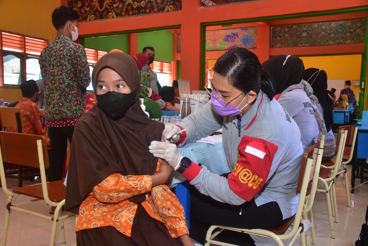 Ratusan Anak-Anak Usia 6-12 Tahun Mengikuti Vaksinasi Covid-19 di SD Karya Mandiri Jambi