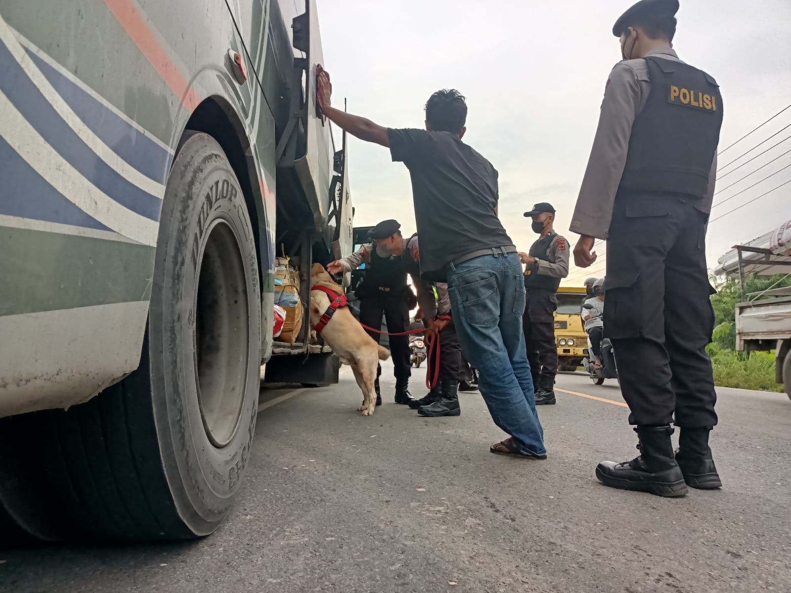Tim Gabungan Polda Jambi Razia Narkoba Nyasar Kendaraan Umum.