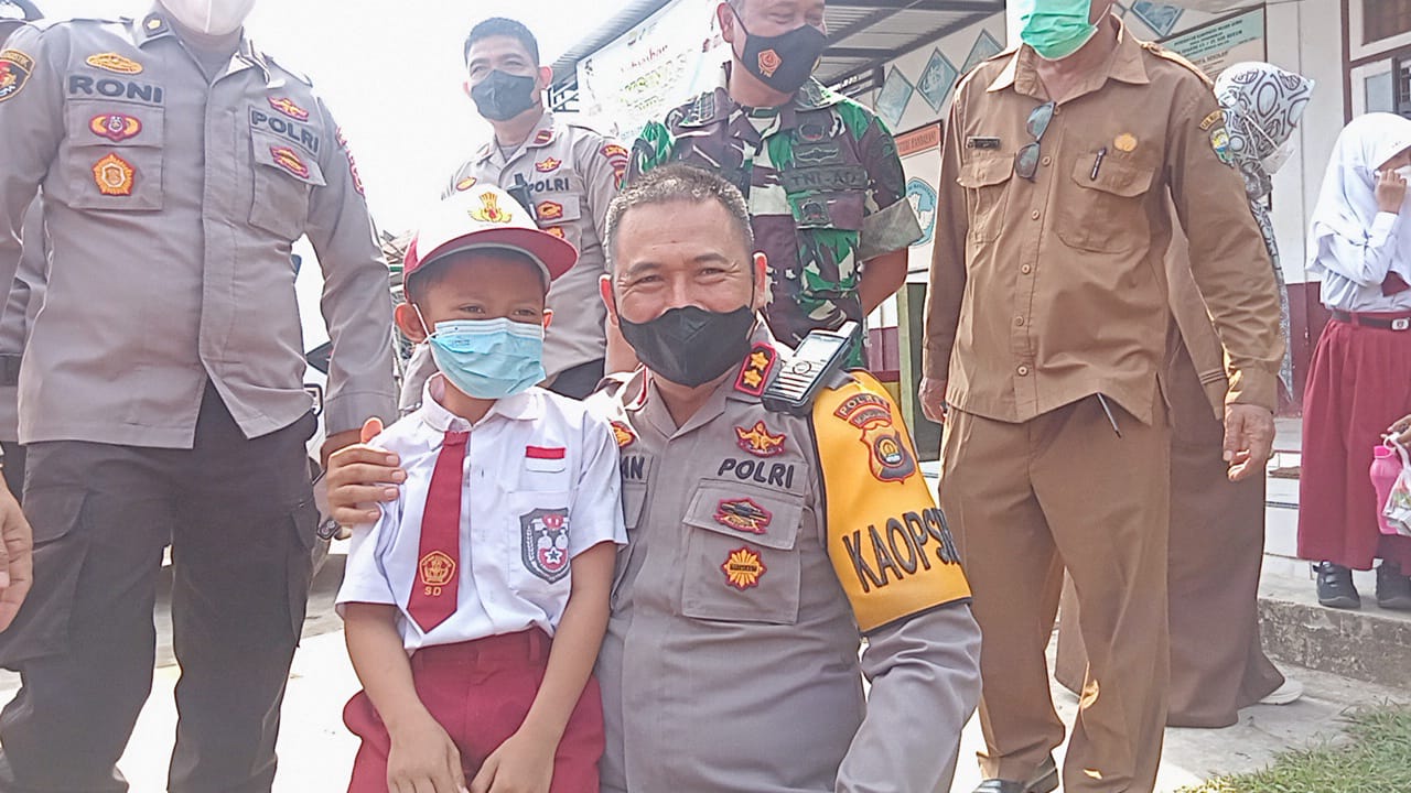 Kapolres Muaro Jambi Tinjau Vaksinasi Massal Anak Sekolah Dasar.