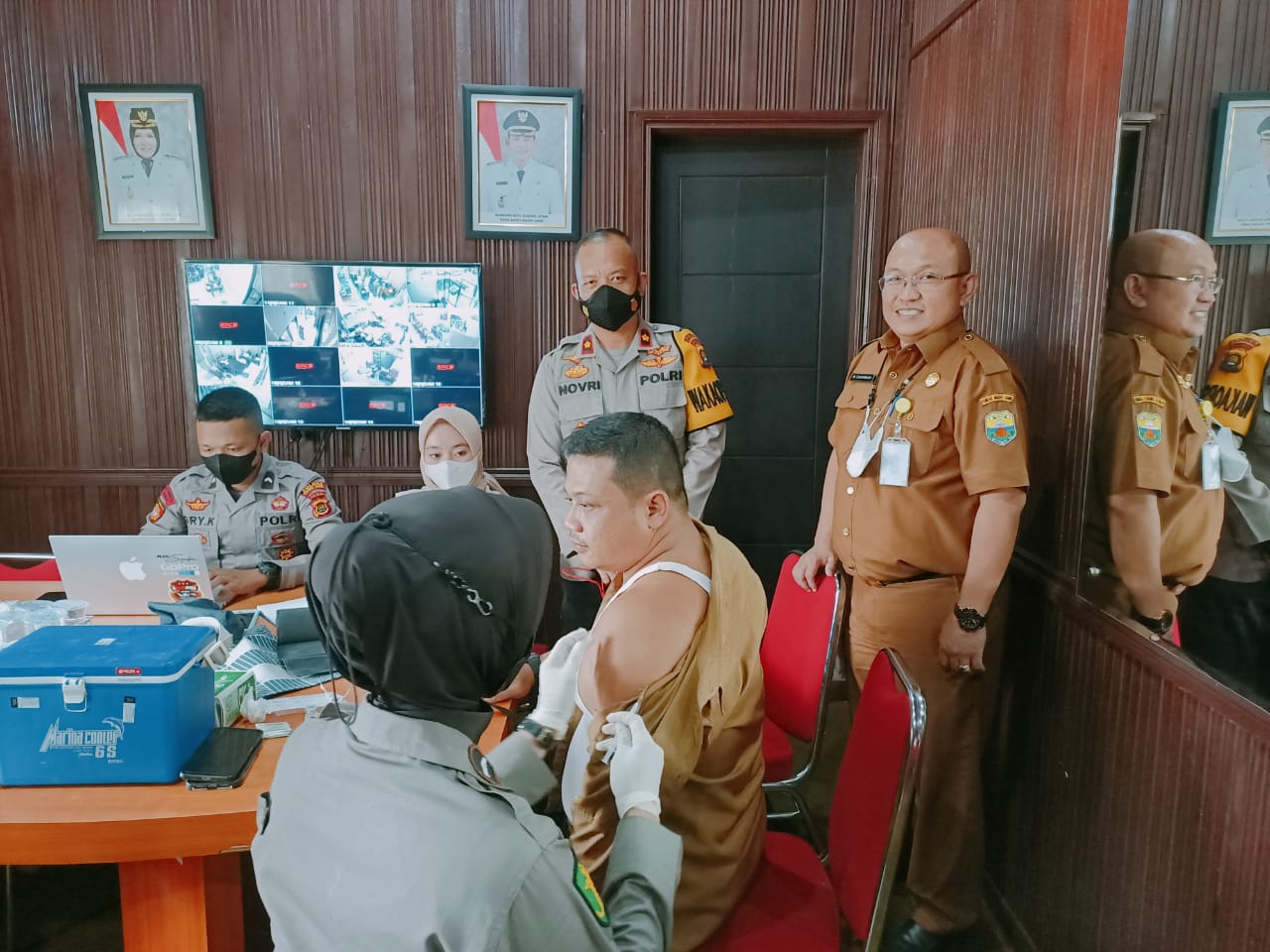 Polres Muaro Jambi Gelar Vaksin Door to Door di Kantor Dinas Pemerintahan