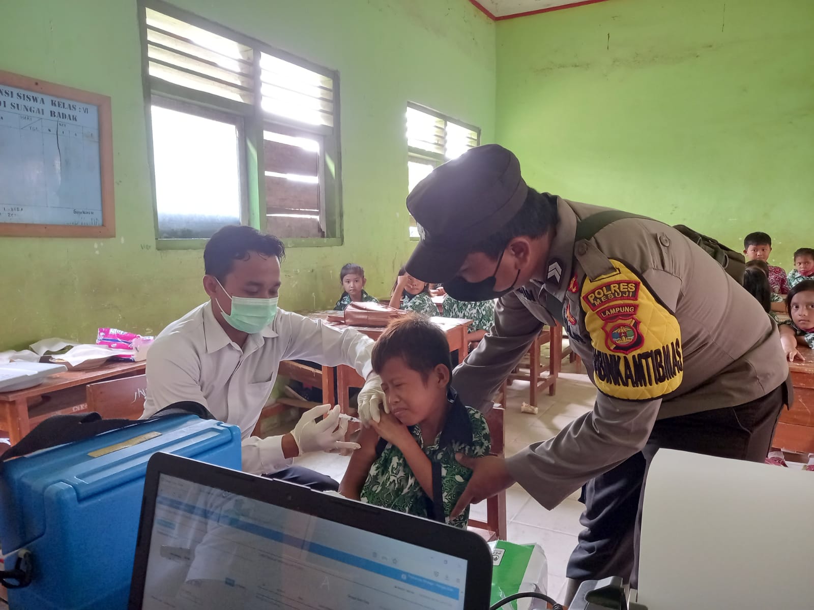Polres Mesuji Giat Melakukan Vaksinasi Anak Maupun Umum Ditengah Merebaknya Virus Covid-19 Varian Baru Omicron