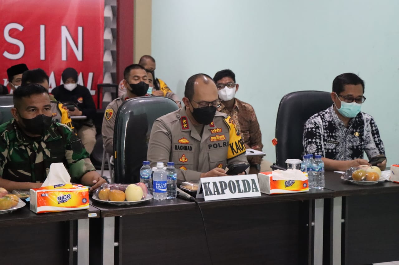 Kapolda Jambi Didampingi Kapolres Muaro Jambi Tinjau Vaksinasi Serentak Di Puskesmas Sekernan.