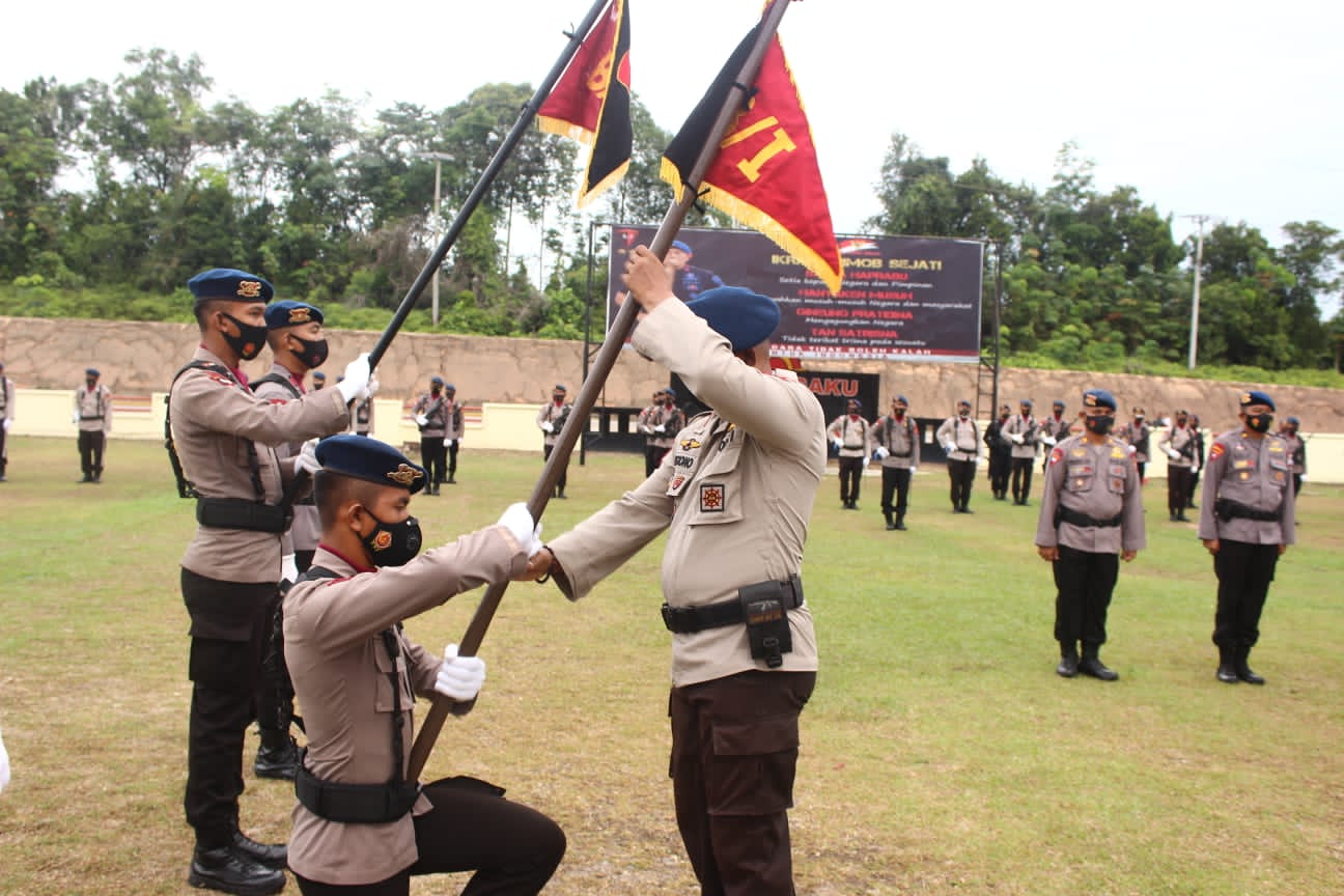 Danyon B Pelopor Sat Brimob Polda Riau Pimpin Upacara Pengukuhan Jabatan Para Pasi dan Danki