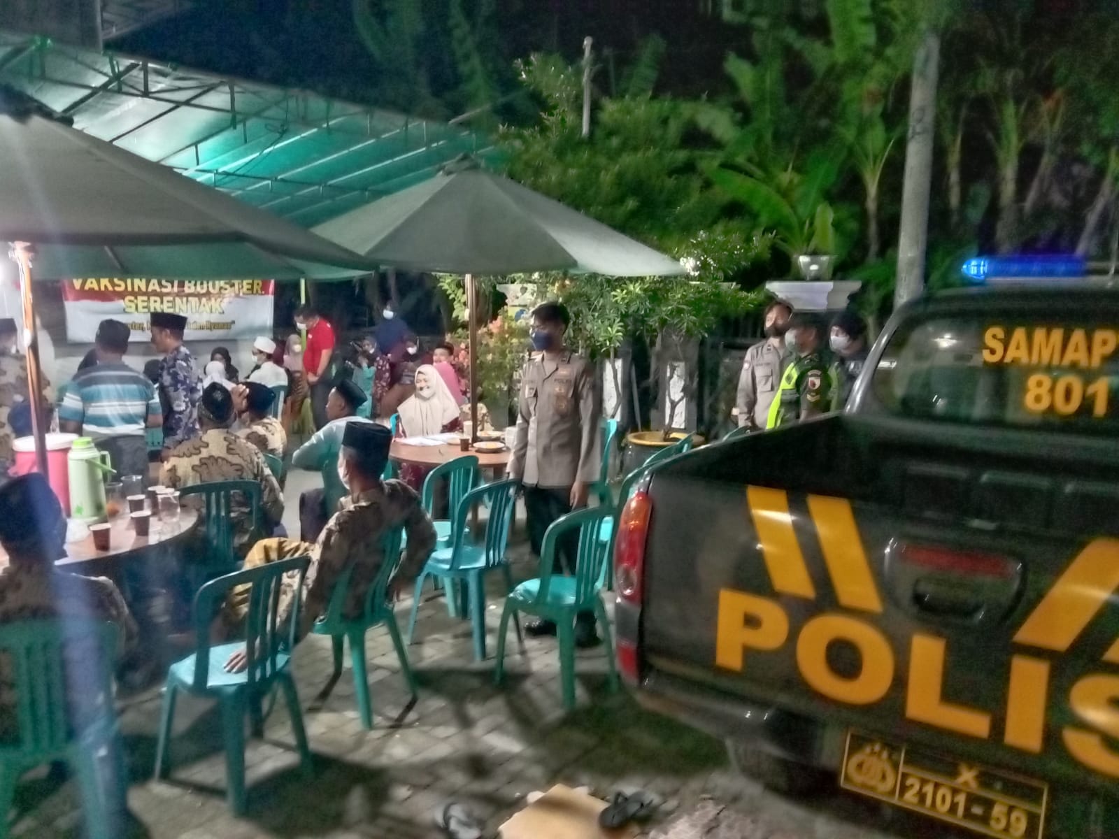 Kapolsek Palang Pimpin Gelar Vaksin Booster On The Spot Serentak Pada Malam Hari Di Desa Gesikharjo