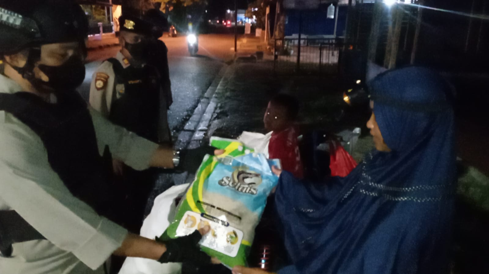 Peduli, Tim Tembak Polres Kampar Berbagi Sembako Ramadhan