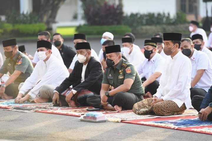 Presiden Jokowi dan Ibu Iriana Salat Idulfitri di Halaman Istana Yogyakarta