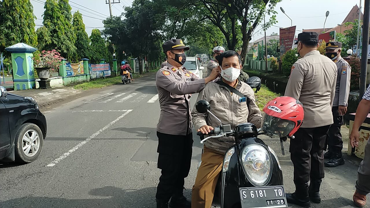 Berikan Masker, Polresta Mojokerto Himbau Tetap Jaga Prokes