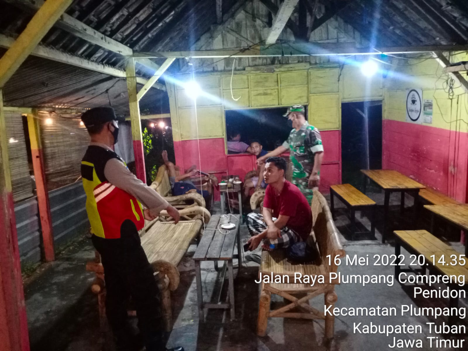 Patroli ke Permukiman Warga, Anggota Sasar Warung Sampaikan Himbauan Disiplin Protokol Kesehatan