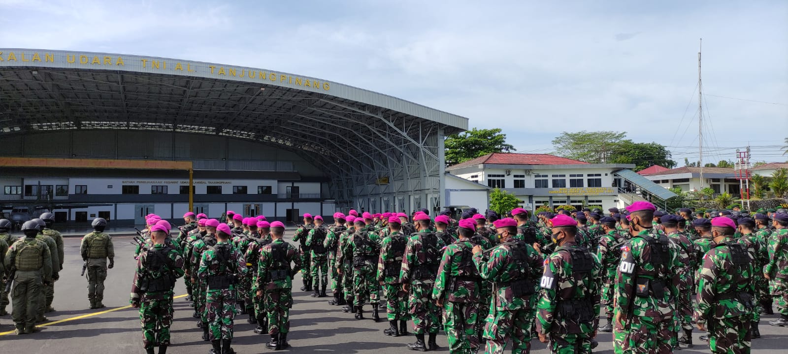 Prajurit Yonmarhanlan IV Mengikuti Apel Gelar Pasukan Pengamanan VVIP Kunjungan RI 1 Ke Provinsi Kepri