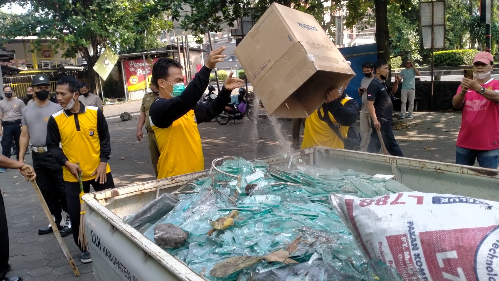 Warga bersama Pemerintah Gotong royong Bersih-bersih di Ruko Babarsari