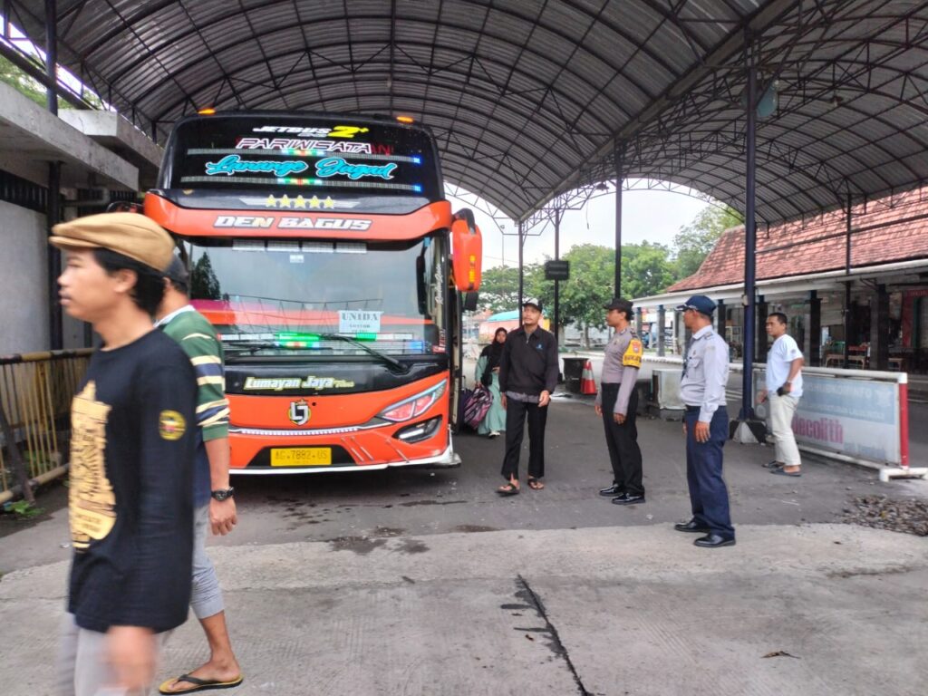 Bhabinkamtibmas Tamanan Pam Pengambilan Mahasiswa Ponpes Gontor Putri Unida Ngawi