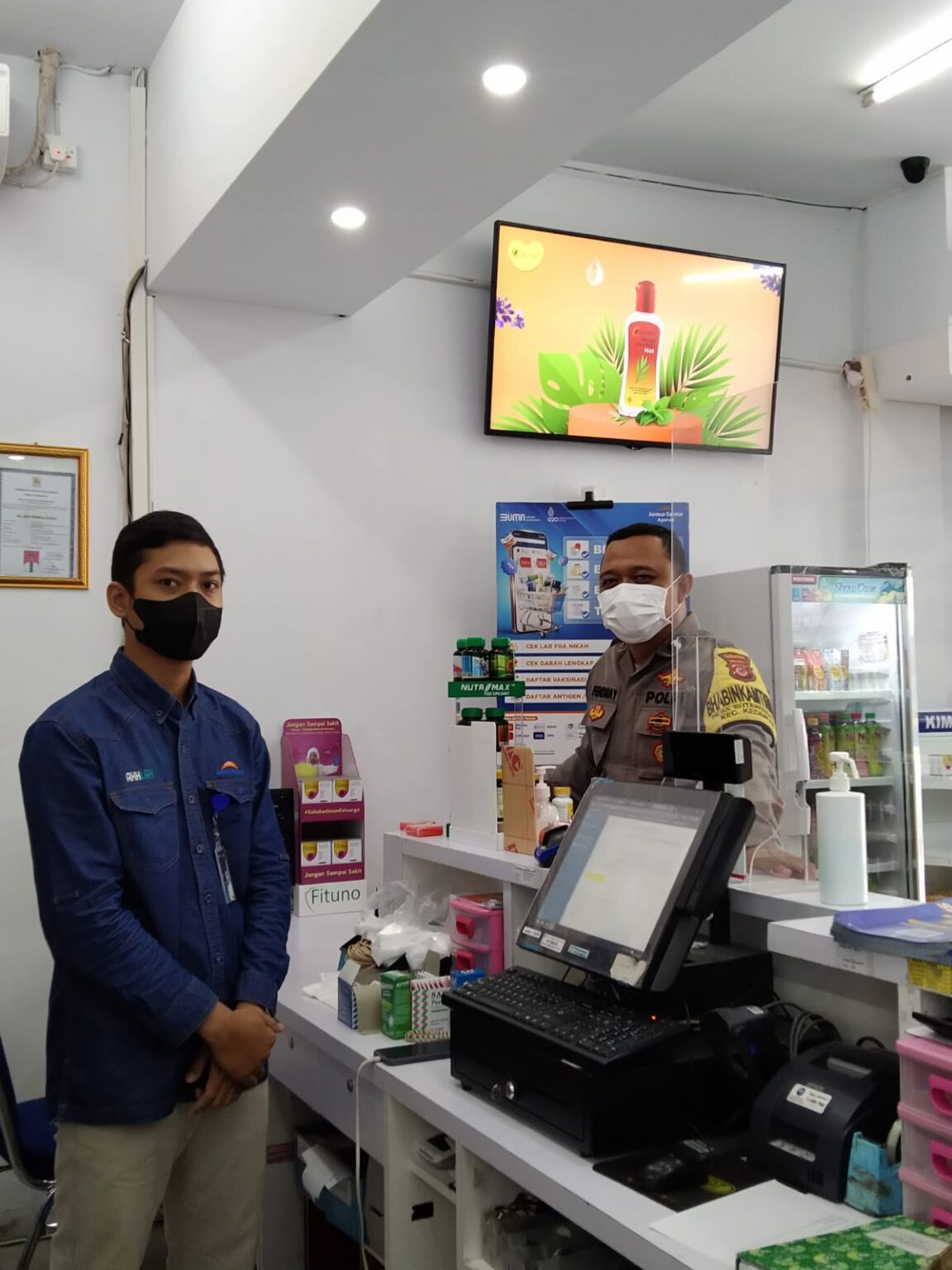 Pantau Peredaran Obat Sirup Membahayakan, Bhabinkamtibmas Sutawinangun Polsek Kedawung Sambangi Apotik