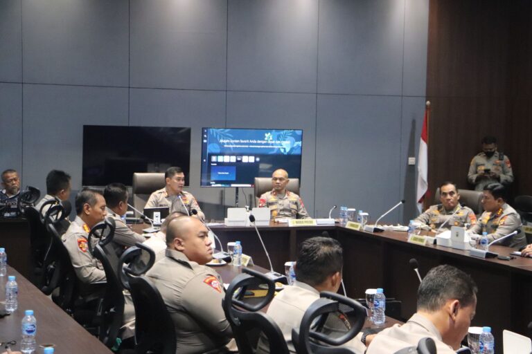 Kapolda Metro Jaya Tinjau Command Center Serta Berikan Arahan Kepada Perwira Jajaran