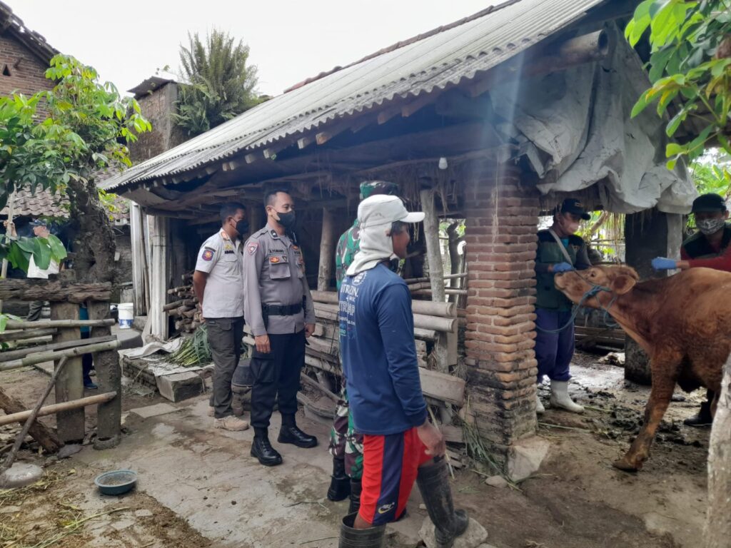 Bhabinkamtibmas Kelurahan Gedog Melaksanakan Pendampingan Vaksinasi Tahap 3