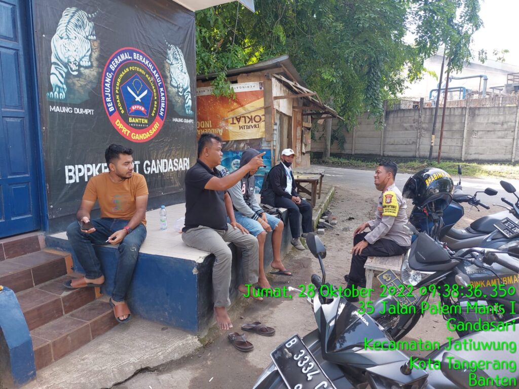 Temui Warga, Bhabin beri Himbauan Kamtibmas dan Prokes 19