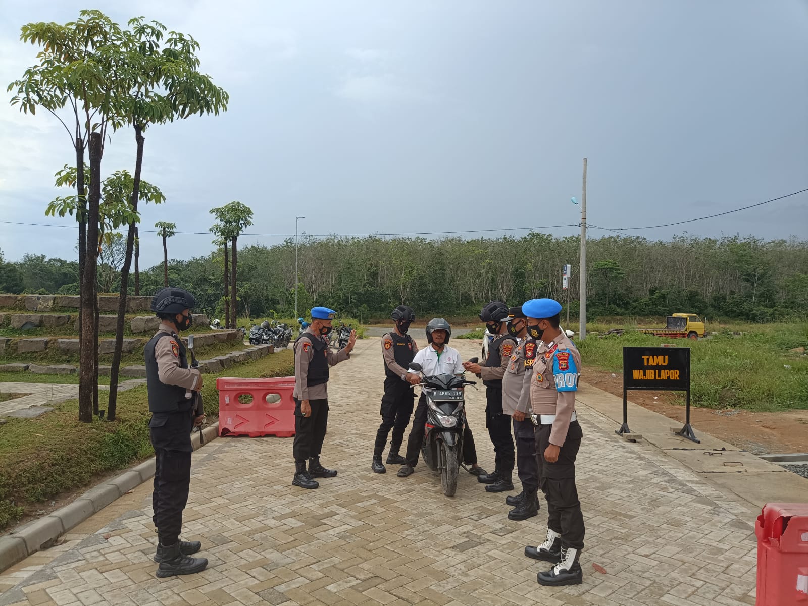 Antisipasi Pasca Teror Astana Anyar, Mapolres Tulang Bawang Barat Polda Lampung Perketat Penjagaan Mako