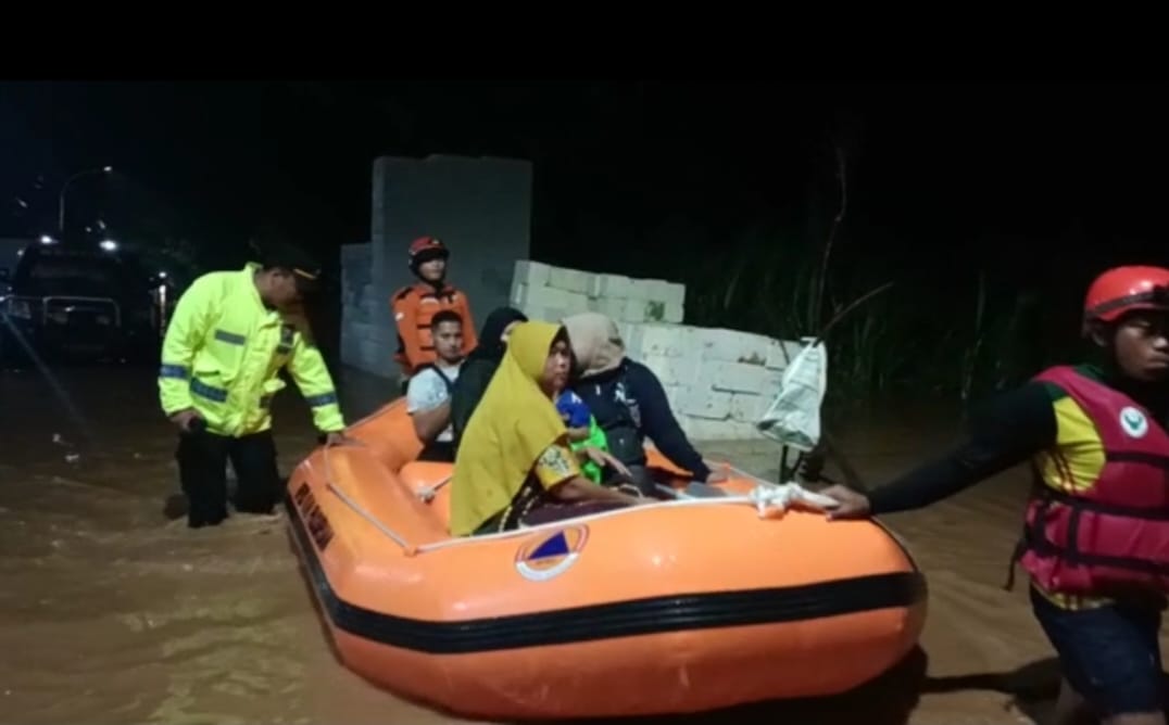 Polisi Bersama BPBD Bantu Evakuasi Korban Banjir di Pasuruan