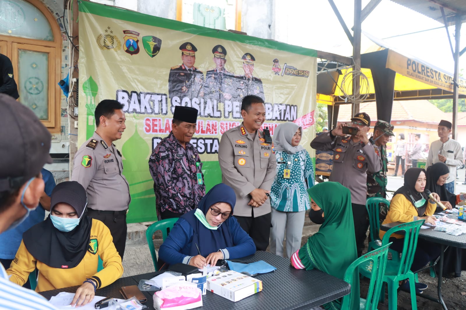 Kapolresta Sidoarjo Blusukan ke Perkampungan Sapa Warga dan Salurkan Bansos