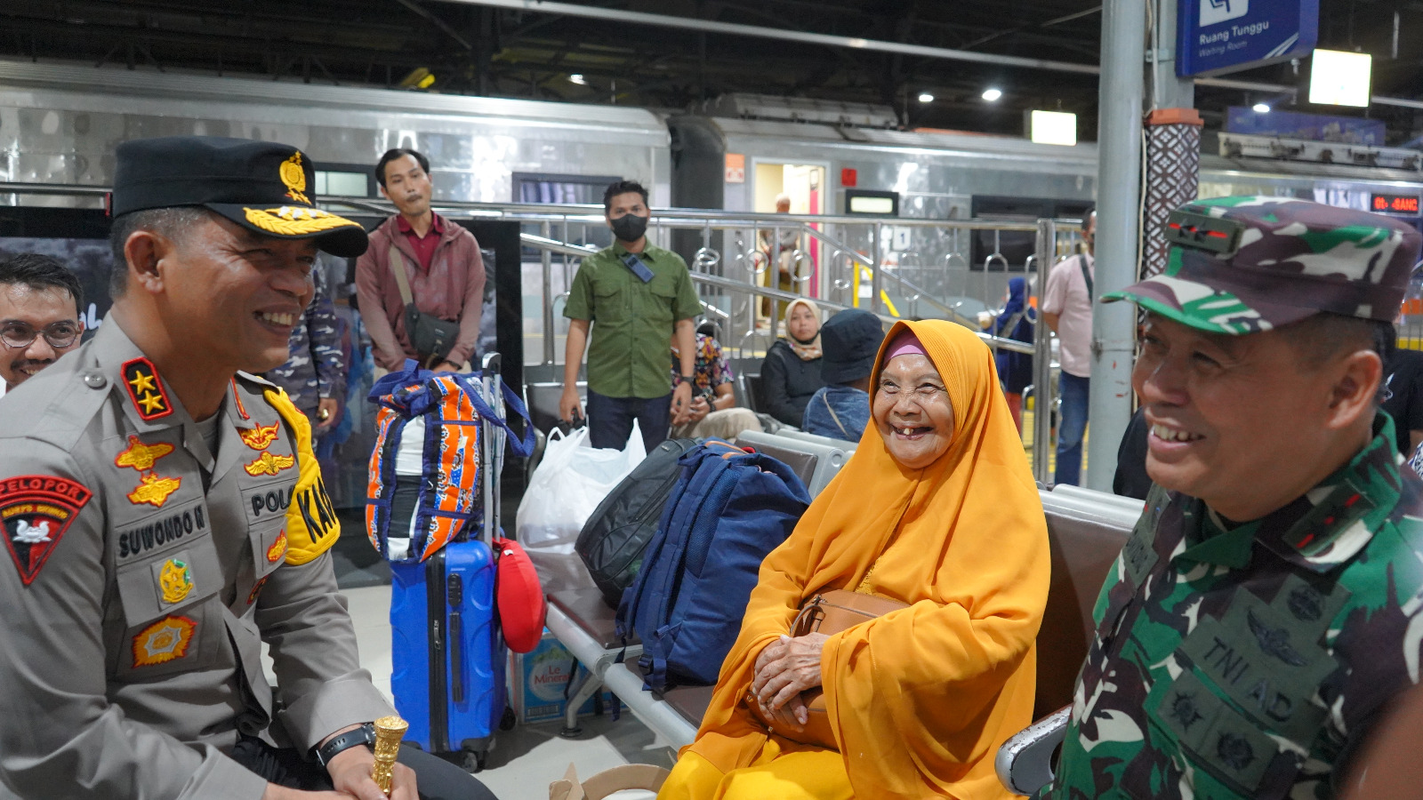 Kapolda DIY dan Jajaran Pimpinan TNI Menyapa Penumpang di Stasiun Tugu