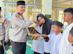 Sebagai Bentuk Kepedulian, Waka Polda Sumbar Serahkan Santunan kepada Anak Yatim
