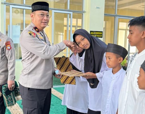 Sebagai Bentuk Kepedulian, Waka Polda Sumbar Serahkan Santunan kepada Anak Yatim