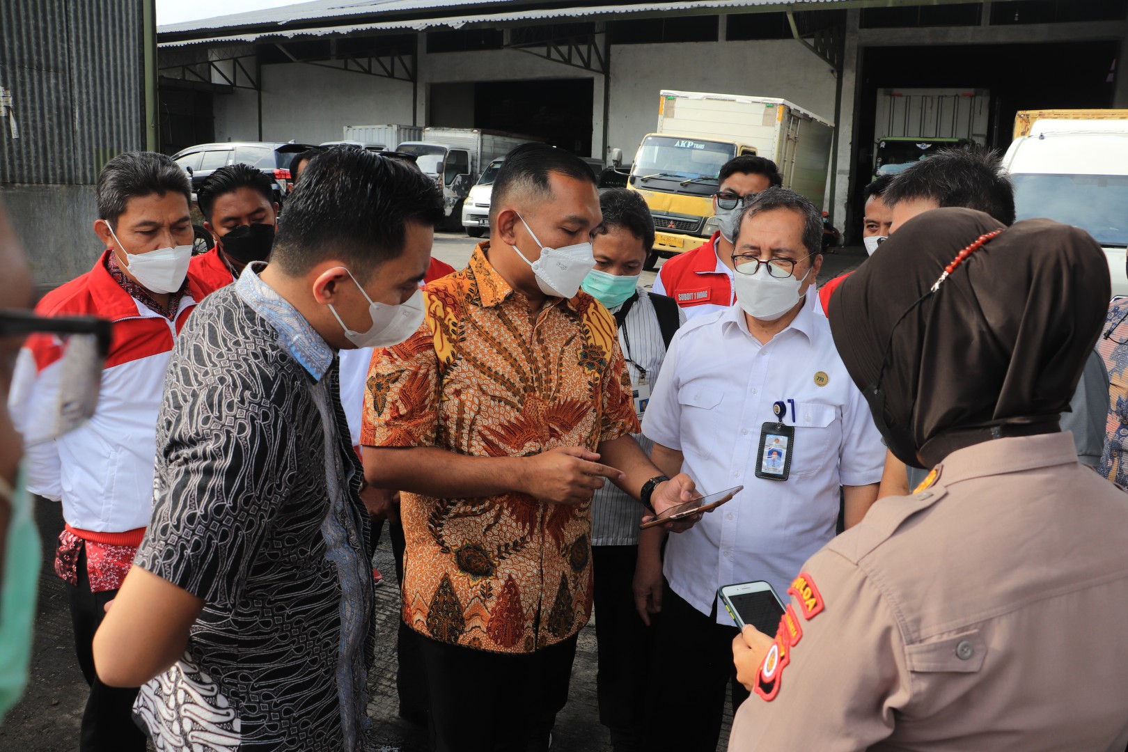 SATGAS PANGAN POLDA DIY BERSAMA DINAS INDUSTRI DAN PERDAGANGAN DIY SERTA BULOG, KAWAL DISTRIBUSI MINYAK GORENG KE GUNUNGKIDUL