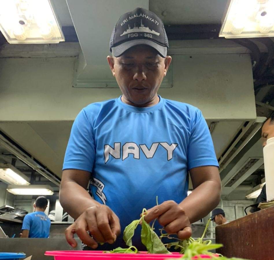 Inilah Sosok Yang Membuat Prajurit KRI Malahayati-362 Sehat dan Tangguh Laksanakan Misi Operasi di Laut Natuna
