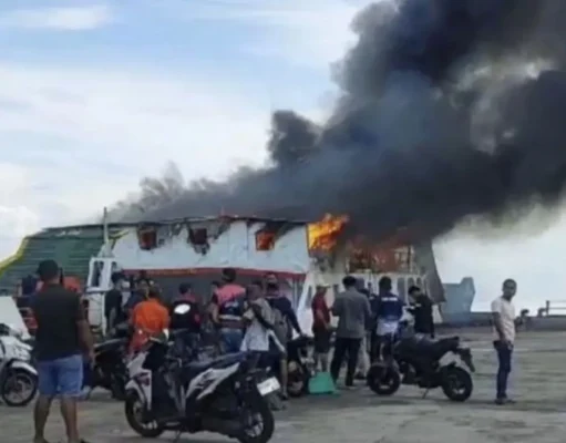 Akibat Arus Pendek Kapal Motor Penyebrangan Terbakar di Bengkalis