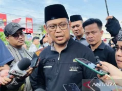 Menyusul Tragedi Subang, Pemkot Depok Evaluasi Besar-besaran Kegiatan Luar Sekolah Wakil Wali Kota Depok Imam Budi Hartono saat menghadiri pemakaman siswa SMK Lingga Kencana, yang menjadi korban kecelakaan bus, Minggu (12/5/2024). ANTARA/Shabrina Zakaria/am.