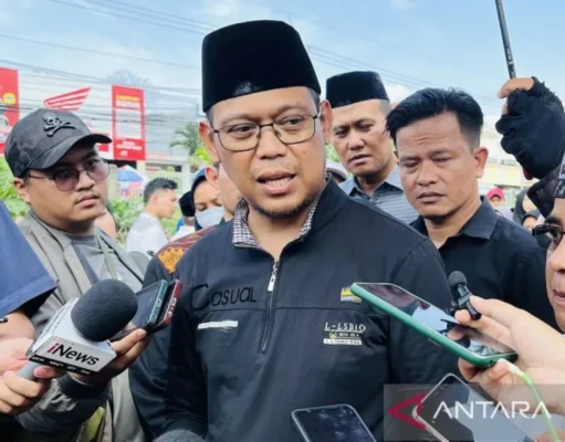 Menyusul Tragedi Subang, Pemkot Depok Evaluasi Besar-besaran Kegiatan Luar Sekolah Wakil Wali Kota Depok Imam Budi Hartono saat menghadiri pemakaman siswa SMK Lingga Kencana, yang menjadi korban kecelakaan bus, Minggu (12/5/2024). ANTARA/Shabrina Zakaria/am.
