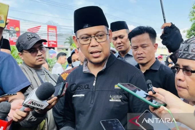Wakil Wali Kota Depok Imam Budi Hartono saat menghadiri pemakaman siswa SMK Lingga Kencana, yang menjadi korban kecelakaan bus, Minggu (12/5/2024). ANTARA/Shabrina Zakaria/am.