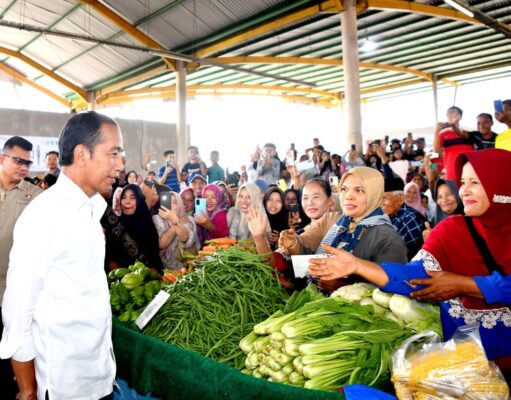 Jelang Lebaran, Presiden Jokowi Pantau Stok dan Harga Bahan Pokok di Pasar Rakyat Merangin