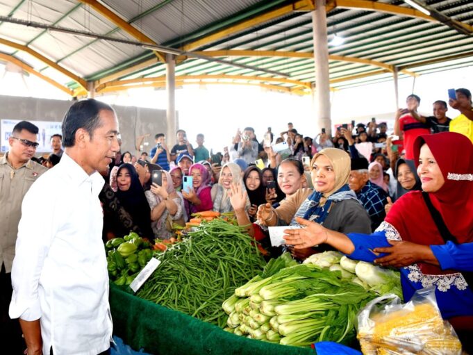 Jelang-Lebaran-Presiden-Jokowi-Pantau-Stok-dan-Harga-Bahan-Pokok-di-Pasar-Rakyat-Merangin-1024x768