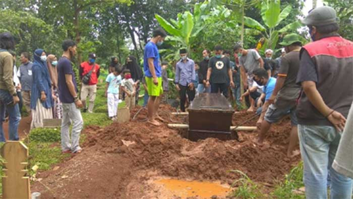 Jenasah Didin Dimakamkan di Kuburan Besar Pengasinan Depok