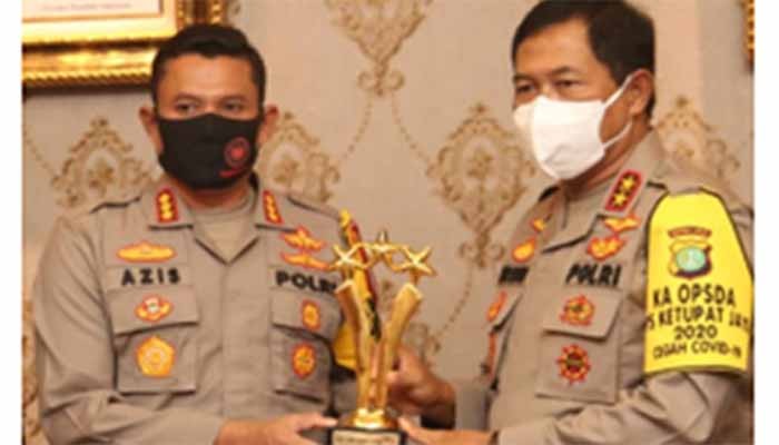 Kapolres Depok Diganjar Trophy Polisi Selebriti Award 2020