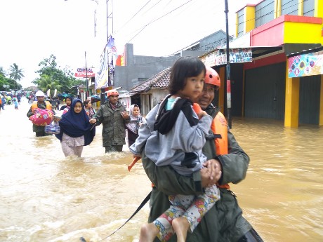 Brimob Nusantara Satgas Aman Nusa II Padeglang Evakuasi Warga Terkena Banjir