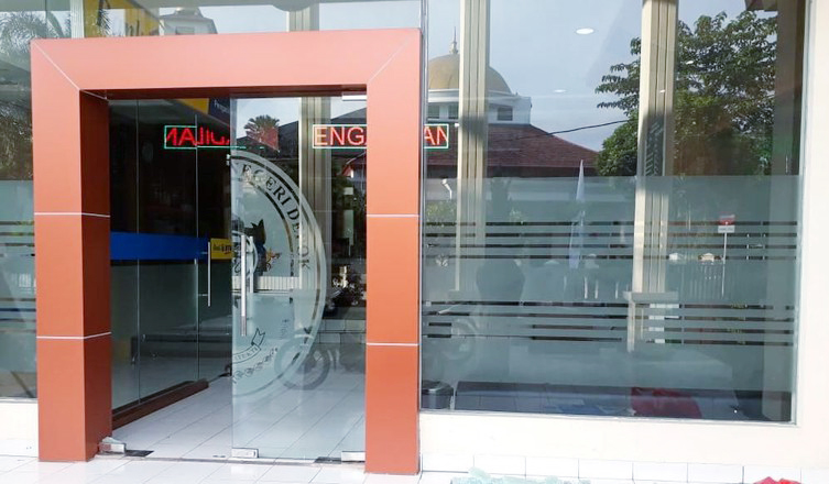 Pintu Kaca PN Depok Pecah Berantakan