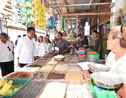 Presiden Jokowi Cek Harga dan Stok Bahan Pokok di Pasar Kawat Tanjungbalai