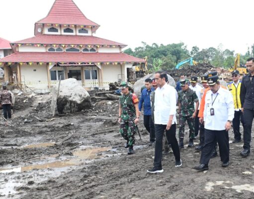 Presiden dan Ibu Iriana Tinjau Area Terdampak Longsor dan Banjir Bandang di Agam