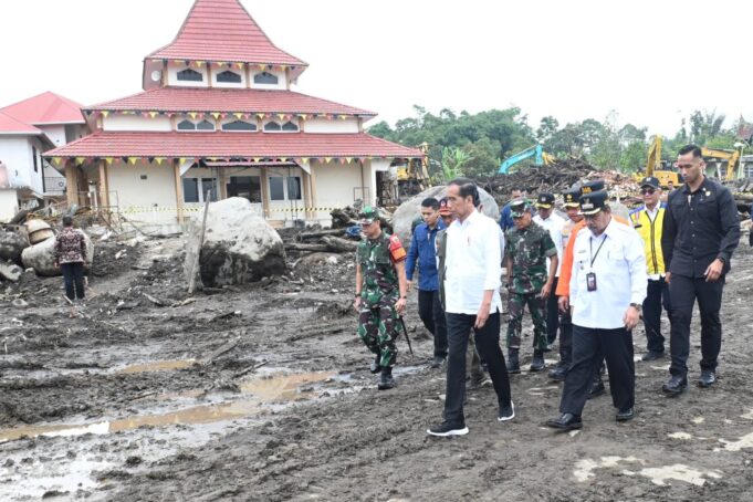 Presiden-dan-Ibu-Iriana-Tinjau-Area-Terdampak-Longsor-dan-Banjir-Bandang-di-Agam-1024x682