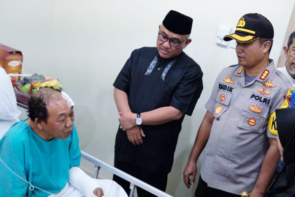 Wali-Kota-Bersama-Dirut-PLN-Kunjungi-Korban-Bencana-Tsunami-di-RS-Puri-Cinere6-595x397