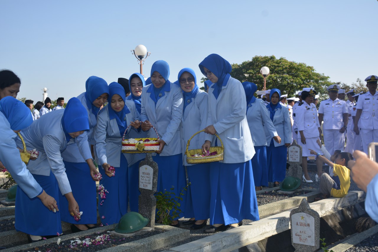 Sambut HUT Ke 74 TNI AL, Lanal Semarang Ziarah dI TMP Giri Tunggal