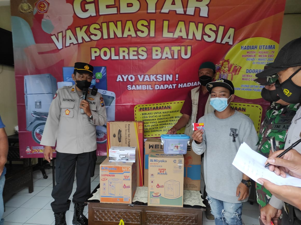 Vaksinasi Lansia, Polres Batu Bagi Doorprize