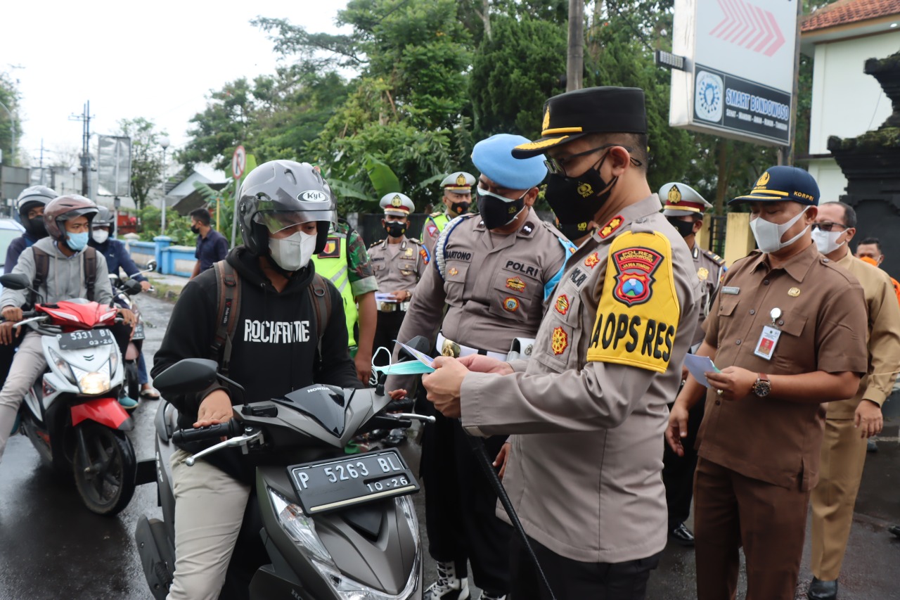 Ingatkan Prokes dan Patuh Aturan Lalulintas Kapolres Bondowoso Turun Jalan Bagi – bagi Masker