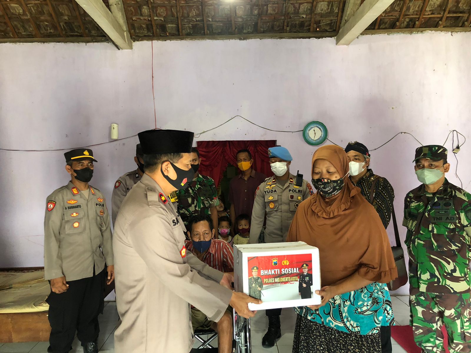Jelang Lebaran Kapolresta Mojokerto Beri Kursi Roda Kepada Warga Berkebutuhan Khusus