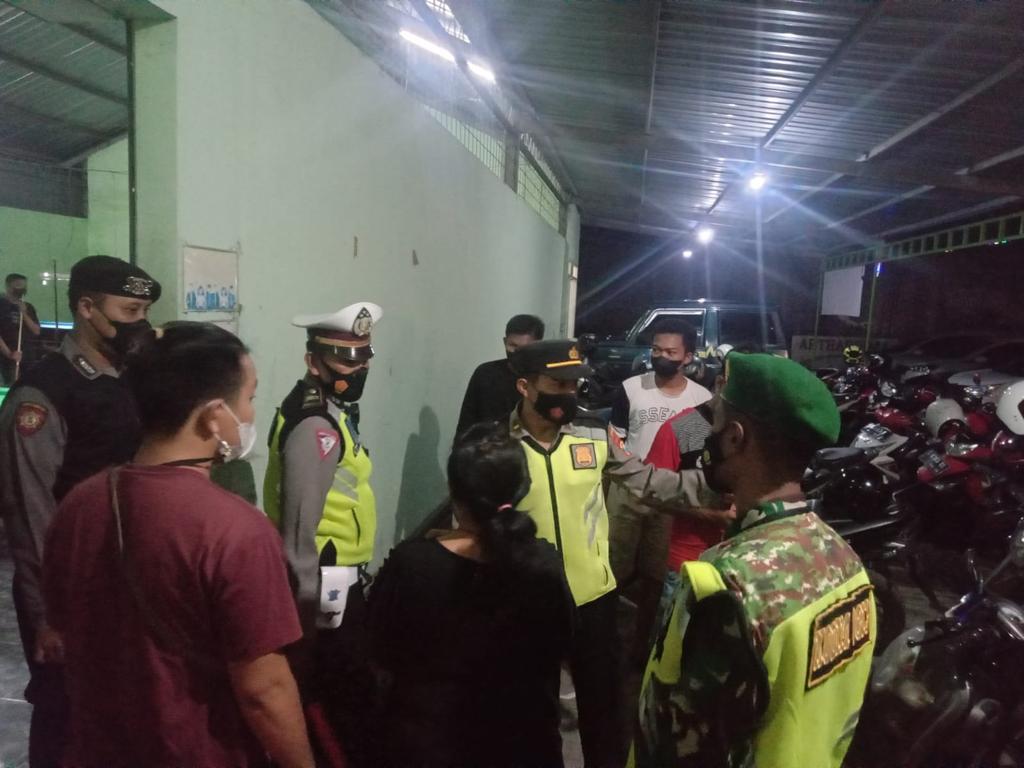 Cegah Penyebaran Covid-19, Petugas Gabungan di Bojonegoro Gelar Pamor Keris