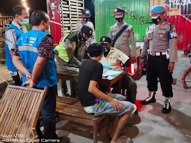 Pamor Keris Polresta Mojokerto Tertibkan Prokes Dengan Bagikan Masker di Warkop