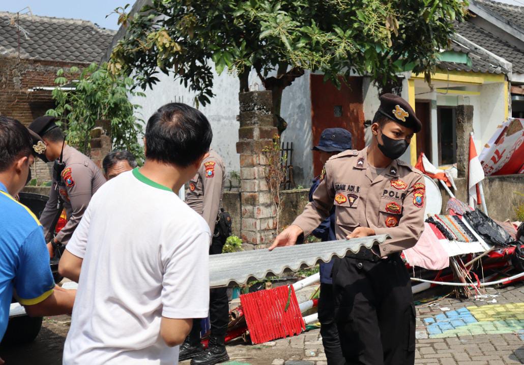 Tanggap Bencana, Polres Malang Terjunkan Personel Berikan Bantuan Sosial Warga Terdampak