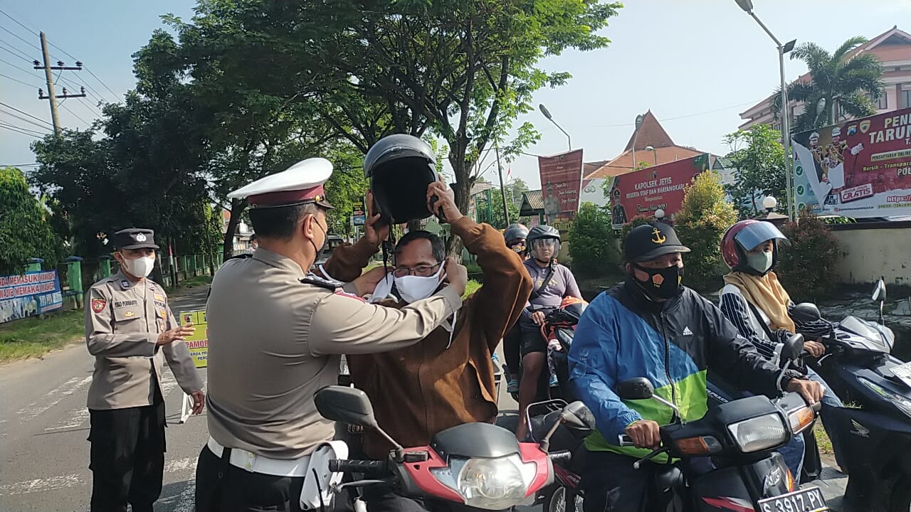 Himbau Masyarakat Taati Prokes, Pamor Keris Polresta Mojokerto Bagi Masker Kepada Pengendara